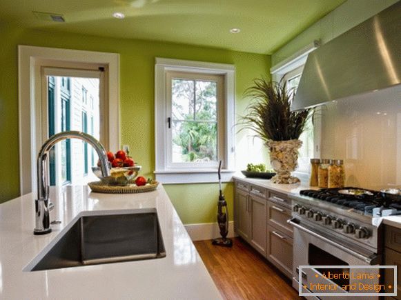 Proiectare bucătărie cu pereți verzi și tavan