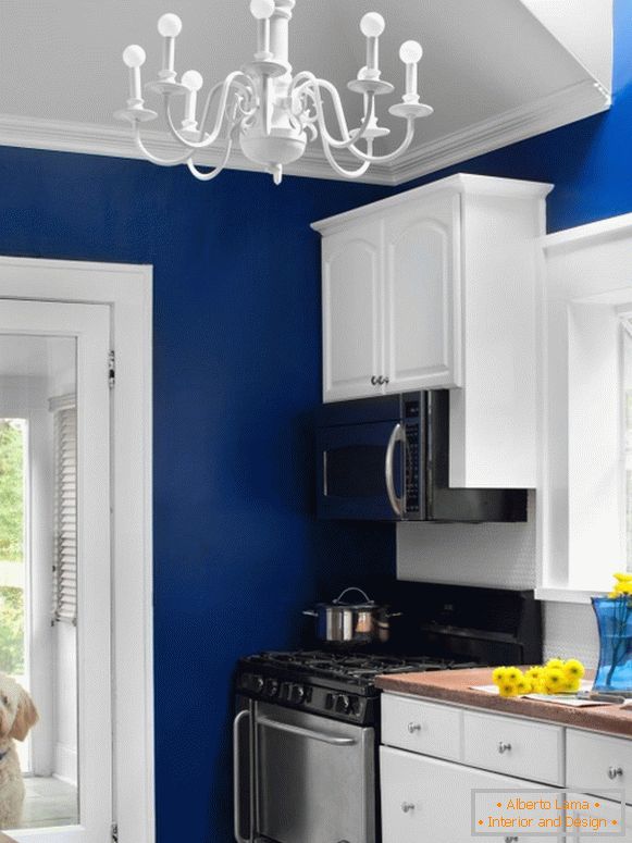 Bucătărie cu pereți albastri strălucitori