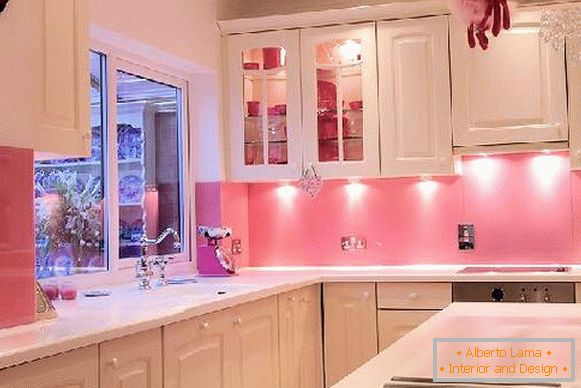 Bucătărie cu pereți roz deschis