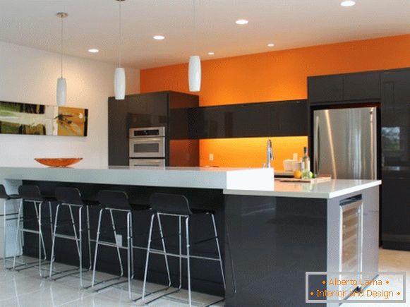 Bucătărie cu perete portocaliu