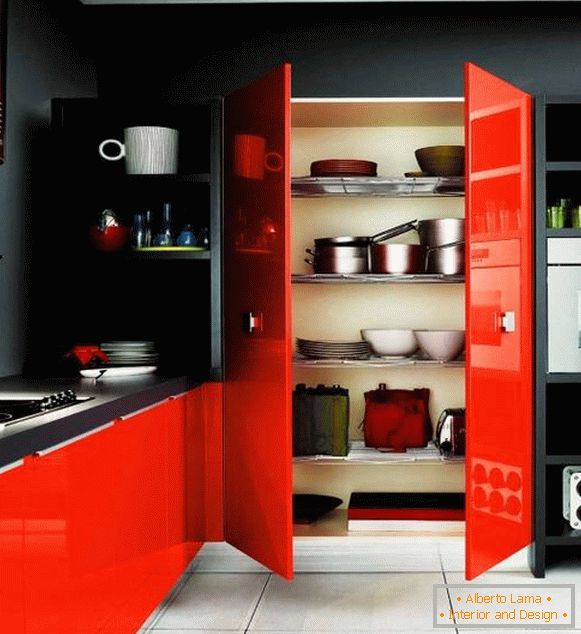 Pereții negri și mobilierul roșu în designul bucătăriei