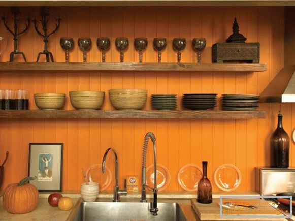 Design de bucătărie cu pereți portocalii