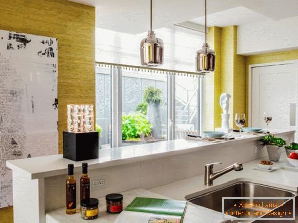 Bucătărie cu pereți galbeni texturate