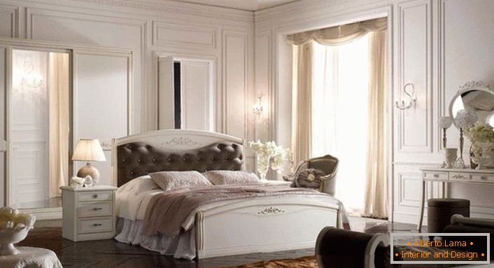 Pentru decorarea dormitorului în stil Art Deco, a fost folosit un mobilier modular. Un pat cu o căptușeală moale se află în centrul compoziției.