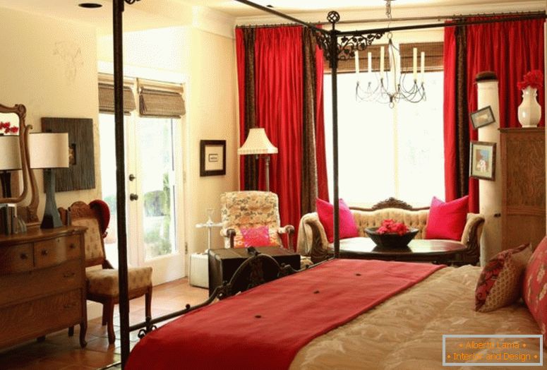 tradițional-master-dormitor-mobilier-cu-rosu-cortina-antic-oglindă unic dale-și-masă lampă-podele-best-galben deschis, pictura-color-Lounge-scaune-clasic-elegant--perete- Design-idei