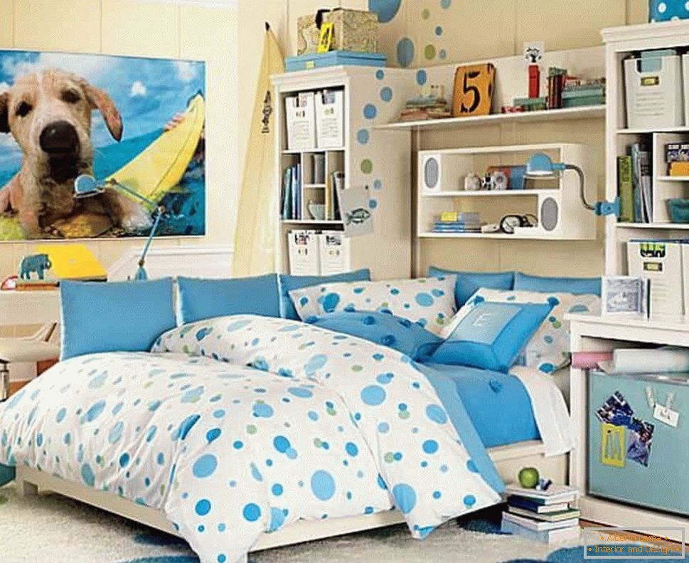Camera unei fetițe în culori albastre
