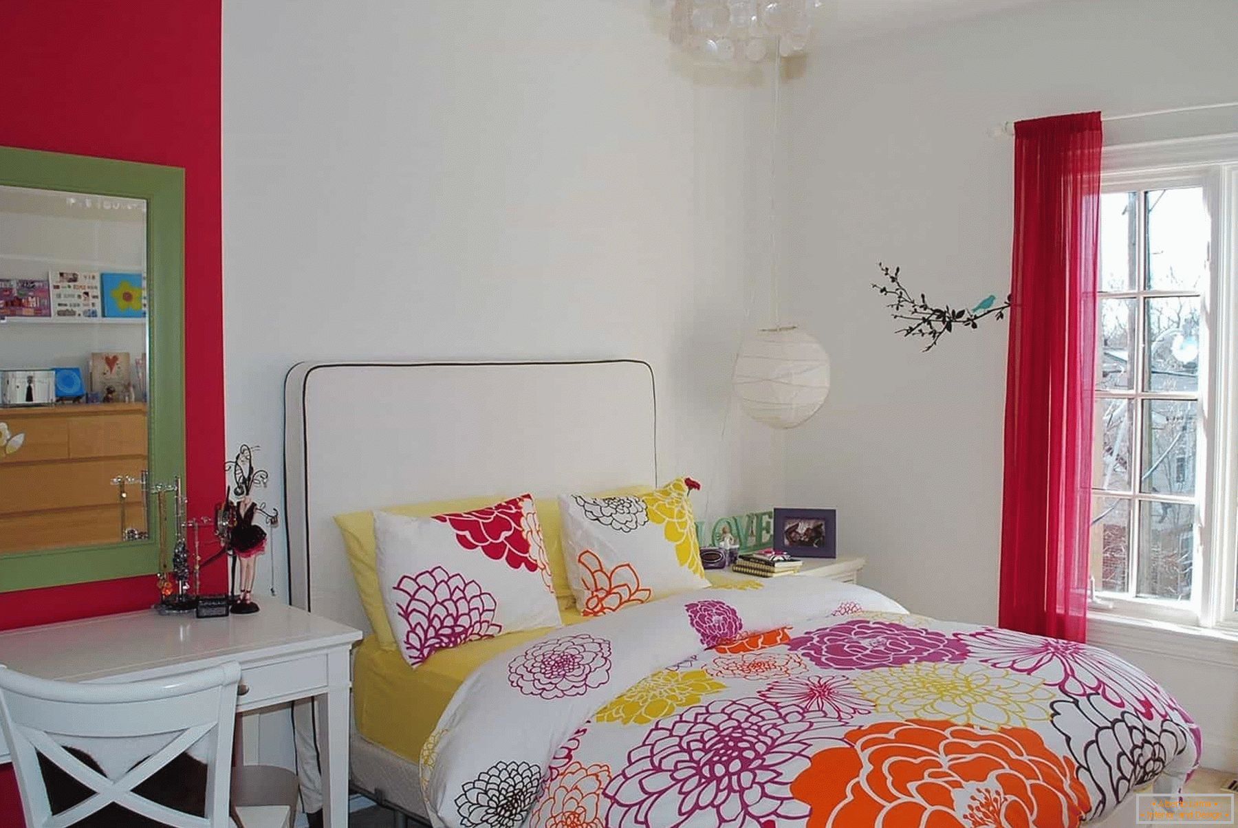 În camera albă a unei adolescente - lenjerie de pat și elemente de decor