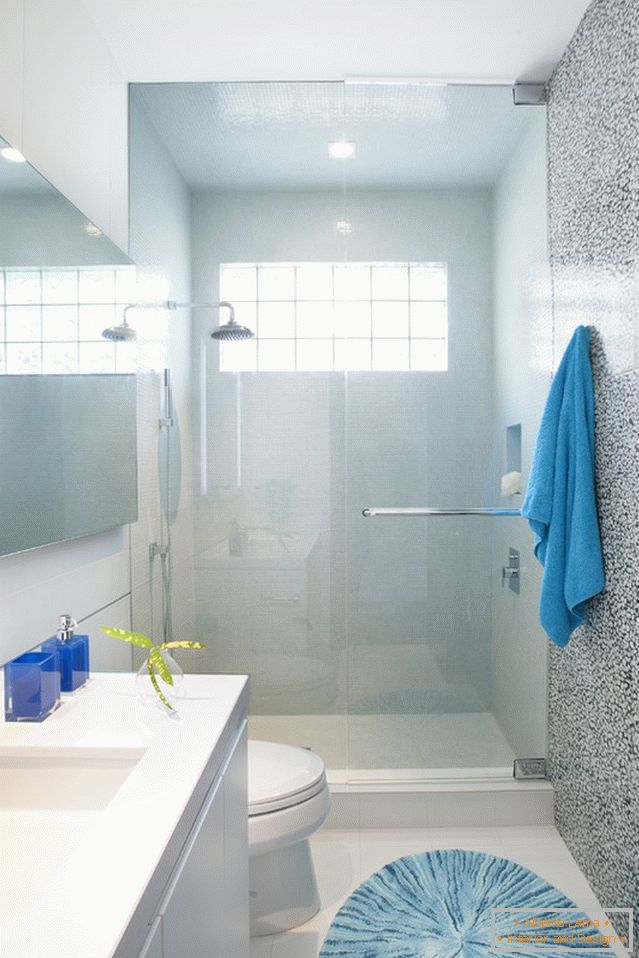 Cameră modernă de duș în baie