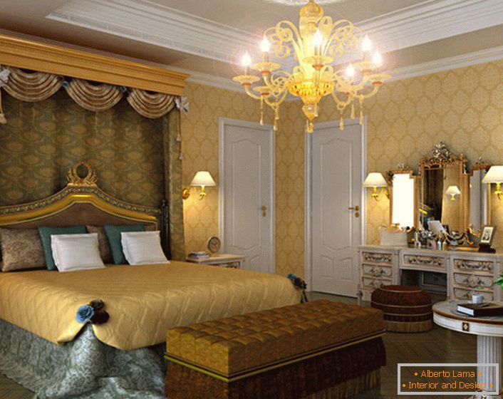Un dormitor spațios în stil Empire cu iluminare selectată în mod corespunzător. Deasupra patului se blochează un baldachin din țesături scumpe și grele.