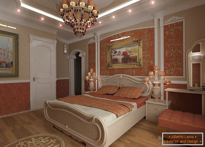 Elegantul dormitor elegant într-o piersică delicată și tonuri de bej neutru. De remarcat sunt picturile artistice din ramele de zlam și selectate corespunzător în conformitate cu cerințele de iluminat stil Empire.
