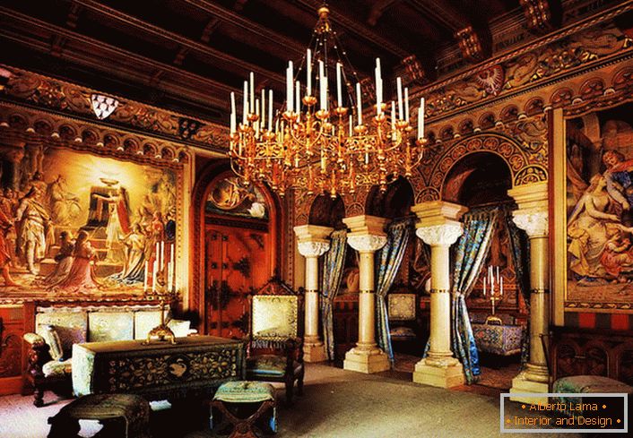 Un candelabru voluminos cu lumânări se mișcă de la oaspeții sălii până în secolul trecut. Conacurile regale cu coloane și picturi de artă oferă camerei mai multă înălțime.