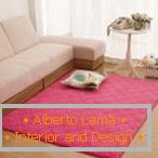 Covorul roz lângă o canapea albă