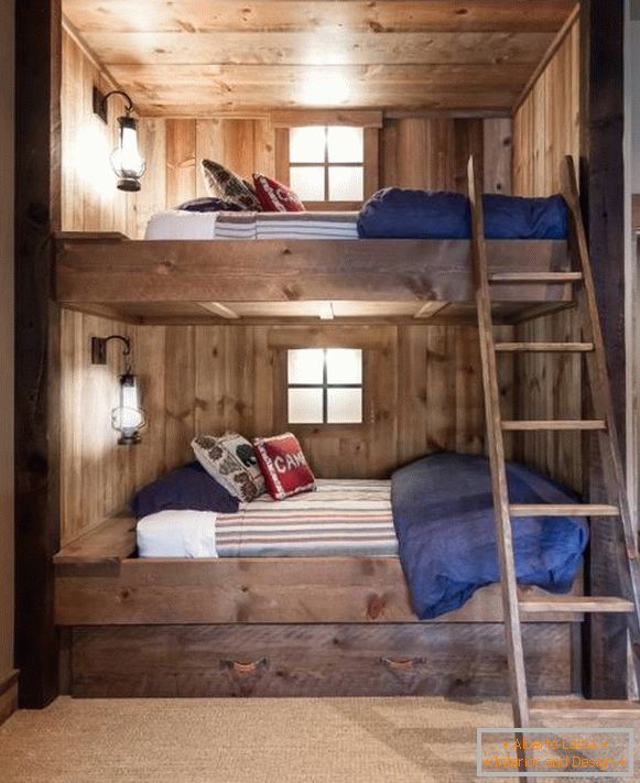Pat confortabil cu două etaje din lemn