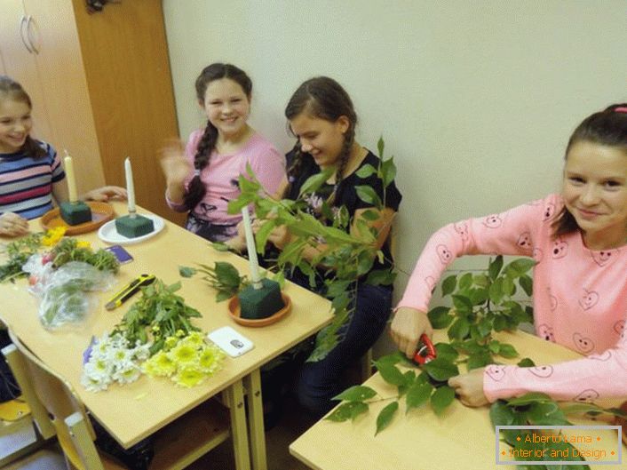 Învățăm cum să decorăm sfeșnici cu flori și frunze.