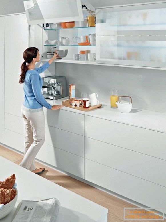 Bucătărie modernă albă, în stil minimal