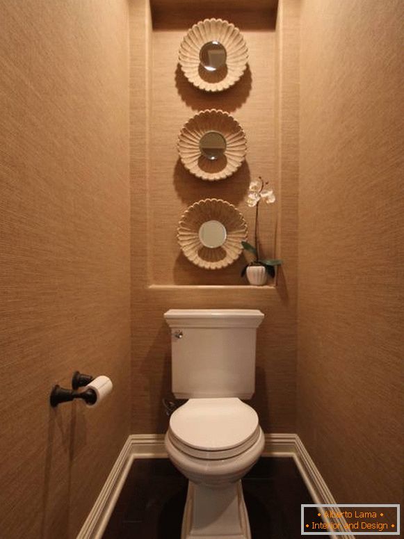 Toaletă cu nișă pentru decorare