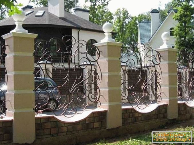 ворота и garduri pentru o casă privată фото