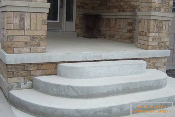 Trepte concrete pentru pridvorul unei case particulare