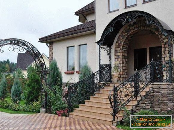 Un verandă inteligentă forjată, cu baldachin și balustrade
