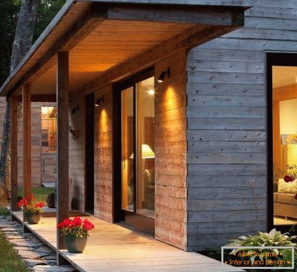 Un mic verandă din lemn pentru o casă privată modernă