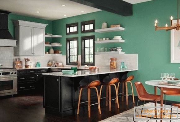 Pictura pereților din apartament cu vopsea verde - o fotografie a bucătăriei și a camerei de zi