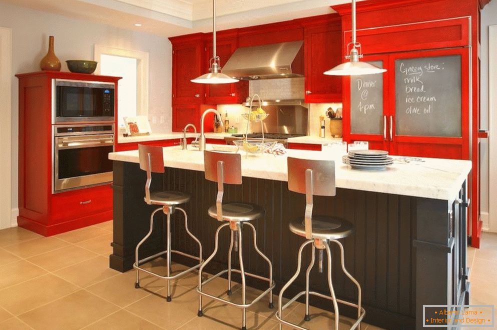 Tavan multi-nivel în bucătărie cu mobilier roșu