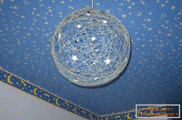Idei pentru decorarea unei case cu propriile mâini - o minge de fire ca o lampă