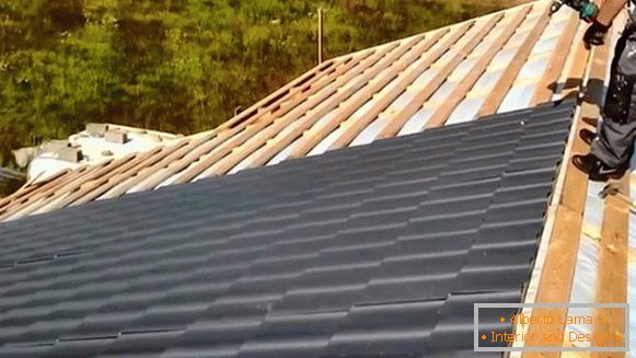 Cum se face un acoperiș din metal