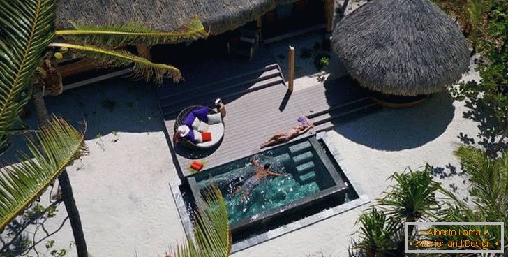 Terasă cu piscină în hotel Brando