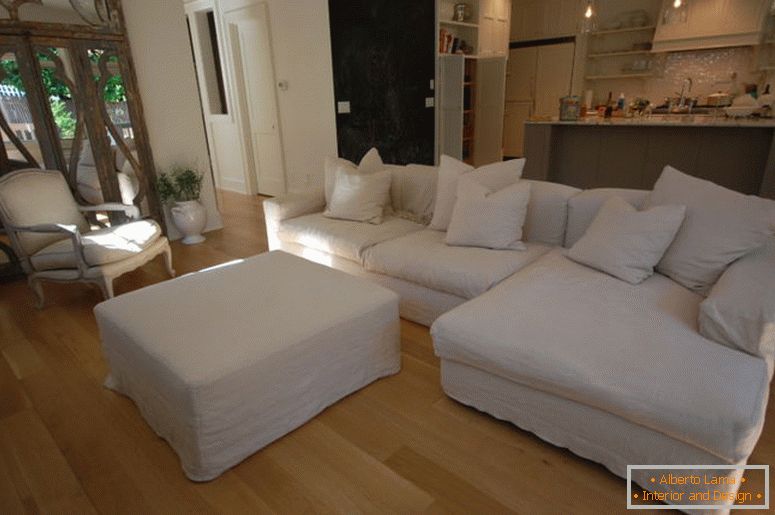 Mobilier-interior-decorare-clasic-alb-canapele-cu-perne și-masă combinată cu-lemn-parchet-si-open-bucătărie plan-pentru-inspirat-living-room-design-idei-comfortable- moderne canapea, cu-moale-le