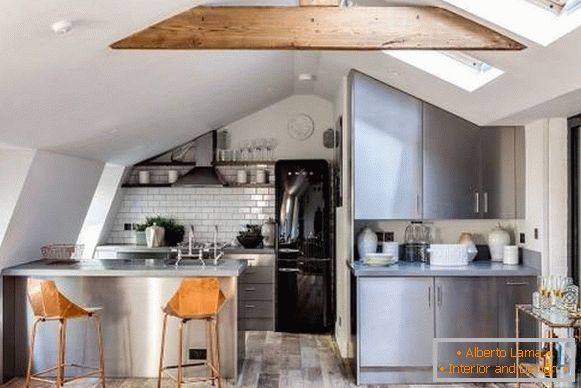 Bucătărie albă cu podea din lemn și grinzi