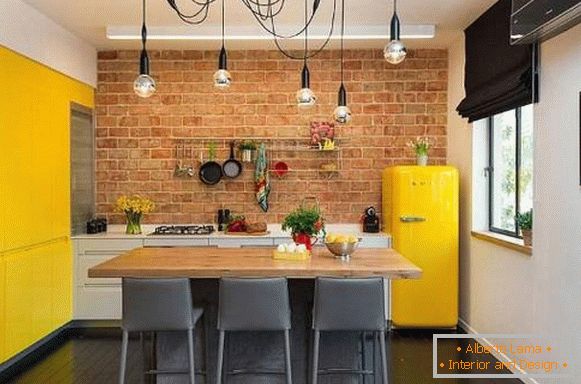 Bucătării în stil loft cu o cărămidă - fotografie cu decor luminos
