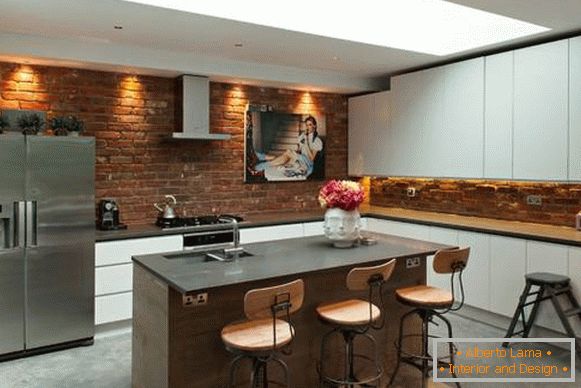 Bucătării în stil loft cu cărămidă - fotografie cu dulapuri albe