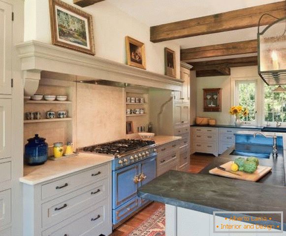 Bucătărie elegantă Provence cu un raft pentru fotografii
