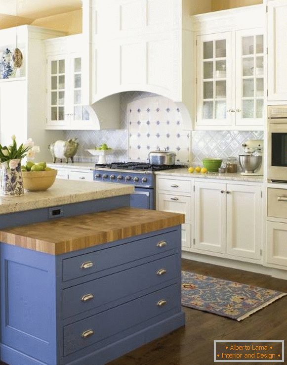 Bucătăria albă și albastră în stilul Provence