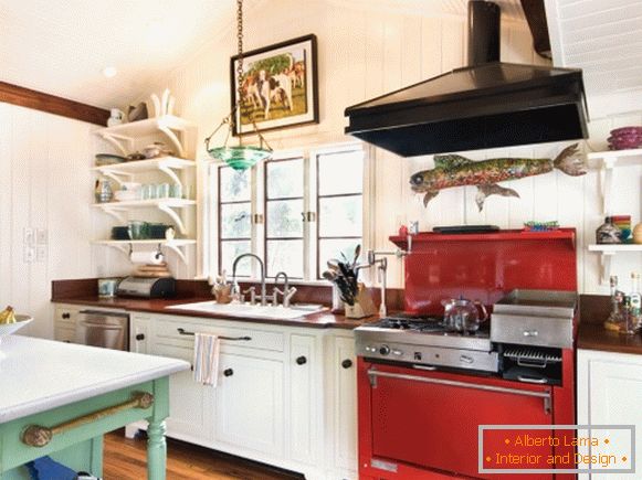 O sobă roșie în bucătărie, în stilul Provence