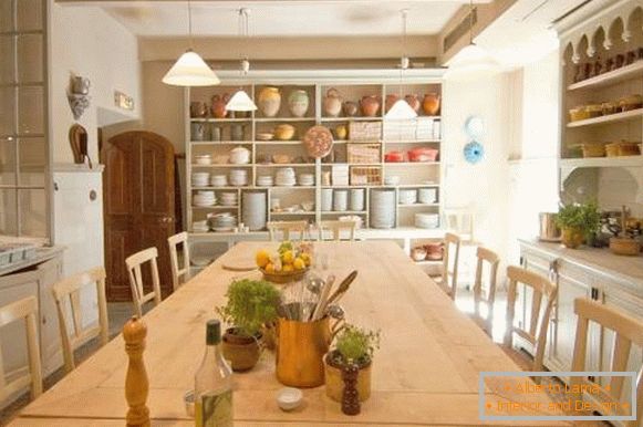 Rafturi deschise în bucătăria din Provence