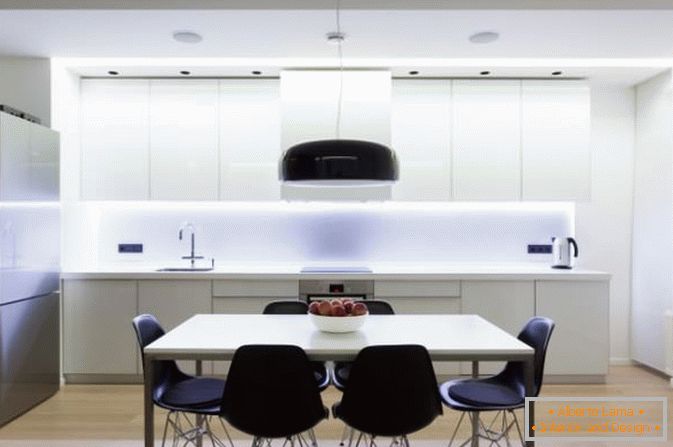 Bucătărie și zonă de luat masa în culoare albă