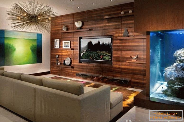 Sofa vizavi de acvariu și televizor