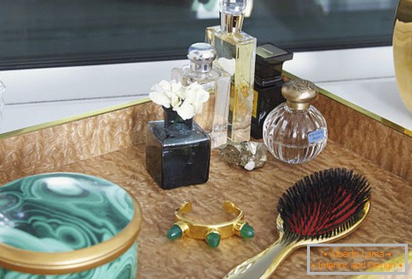 Parfum și accesorii pe raft