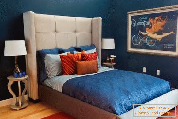 Culoarea luxuriantă a culorii albastru de tapet în dormitor