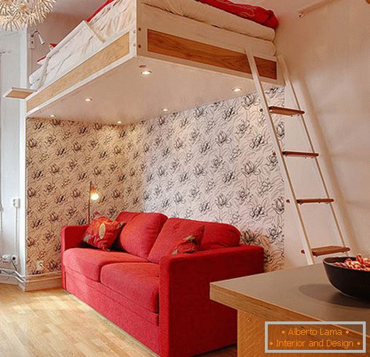 Dormitor în camera de zi cu accente roșii