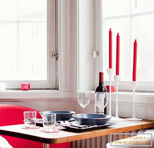Interiorul unei sali de mese cu accente roșii