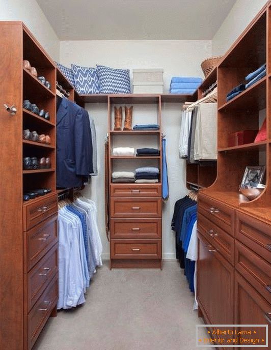 Cameră confortabilă de garderobă din cămară