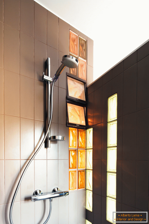 Cameră de duș cu sticlă colorată