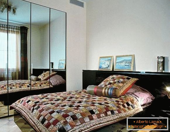 Oglindă mare într-un dormitor mic