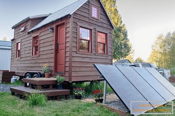 O casă mică cu panouri solare