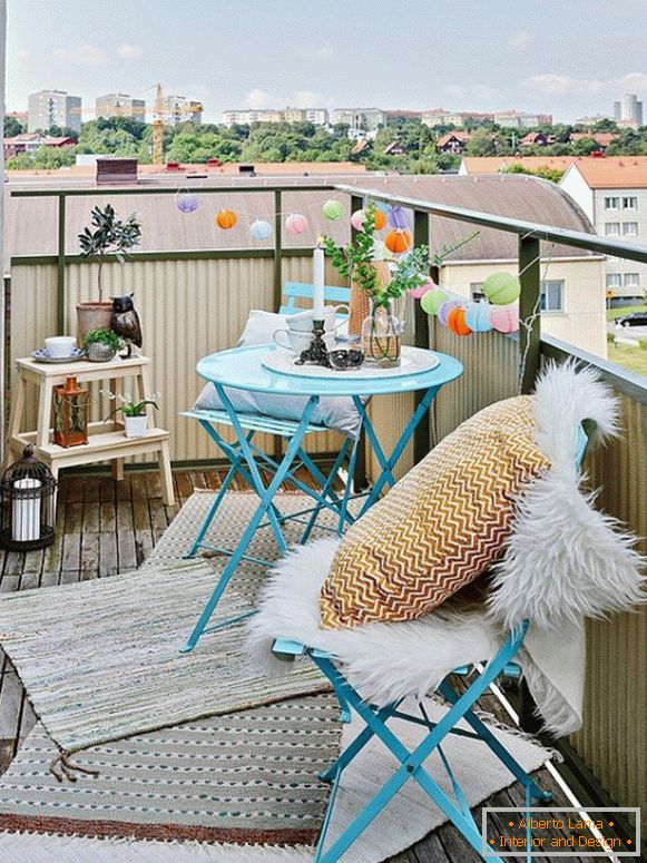 Mobilier elegant și decor pentru balcon