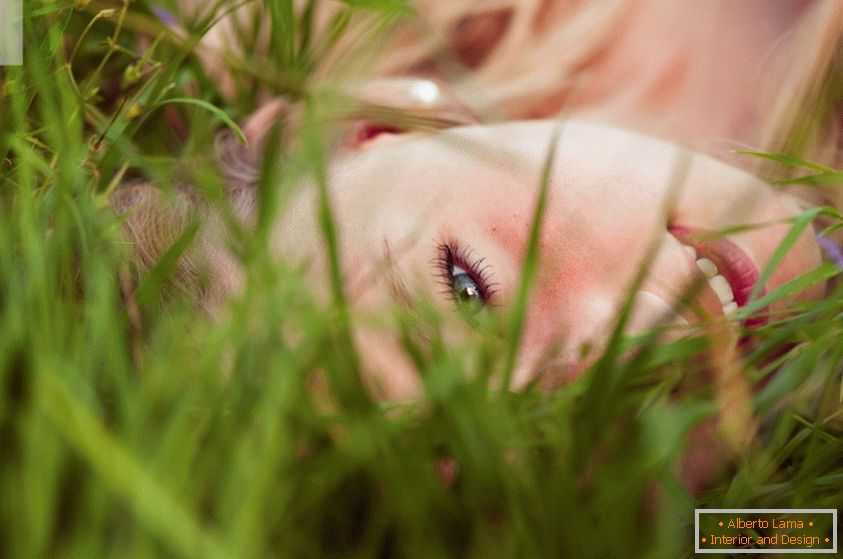 Portret de o fata in iarba
