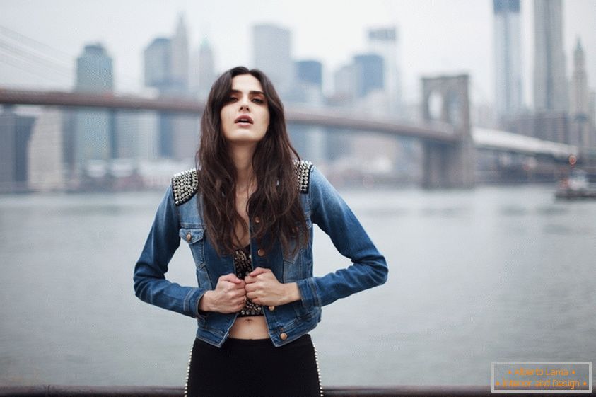 Portret de o fată în fundalul Podului Brooklyn